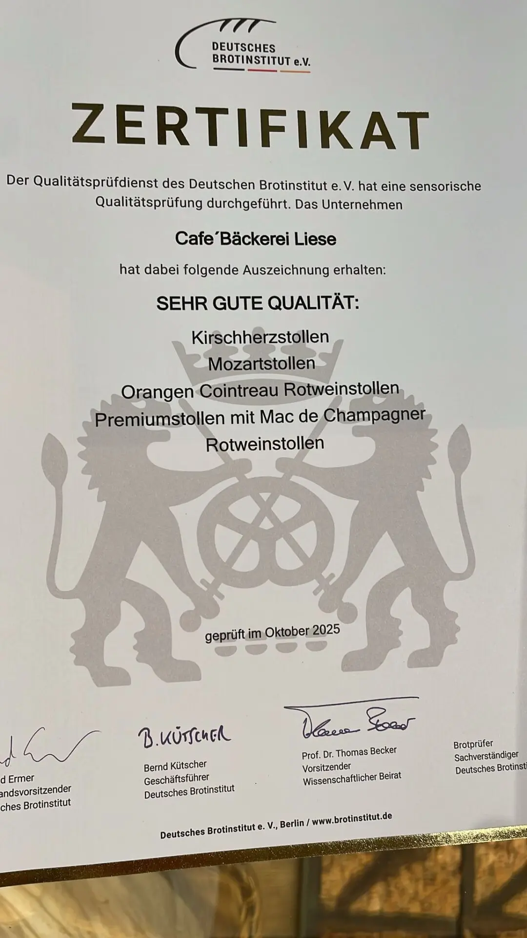 stollenspezialist_auszeichnung2025_14 Zertifikat des Deutschen Brotinstituts e.V. für Café-Bäckerei Liese mit Auszeichnung für Kirschstollen, Mozartstollen und weitere Produkte.