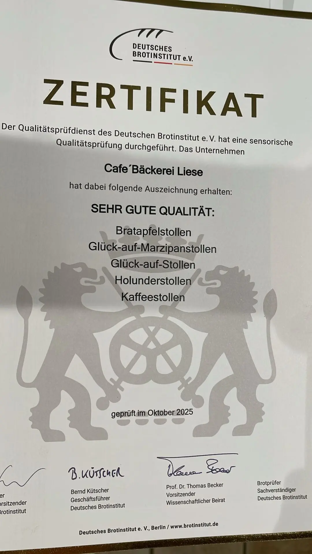 stollenspezialist_auszeichnung2025_15 Zertifikat von Deutsches Brotinitiativen e.V. für Café-Bäckerei Liese mit Auszeichnungen für verschiedene Stollenarten.