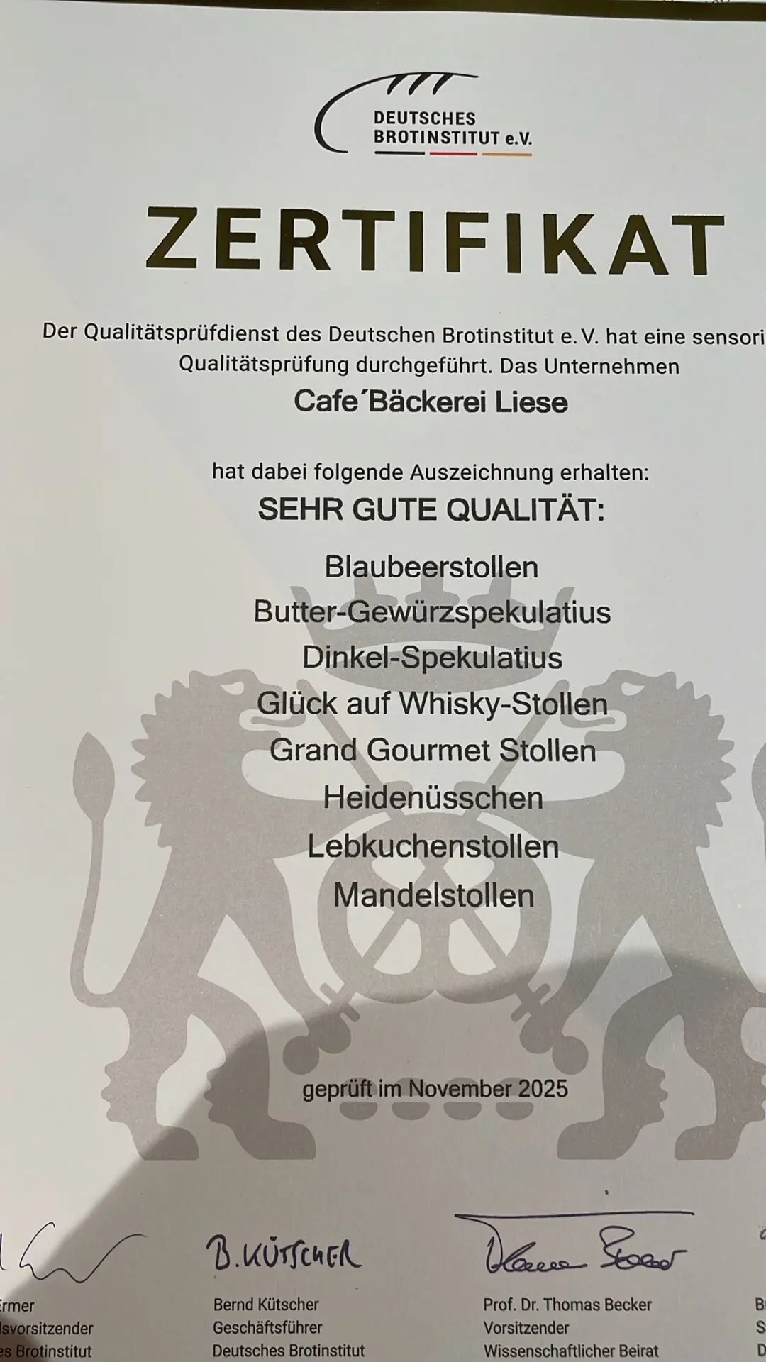 stollenspezialist_auszeichnung2025_17 Zertifikat des Deutschen Brotinstituts für Café-Bäckerei Liese mit Auszeichnung für verschiedene Stollensorten.