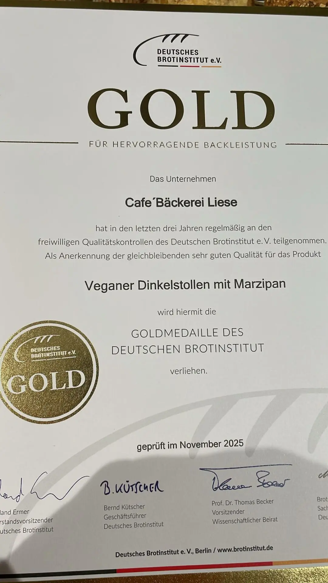 stollenspezialist_auszeichnung2025_19 Zertifikat mit Goldmedaille für vegane Dinkelstollen mit Marzipan von Café-Bäckerei Liese.