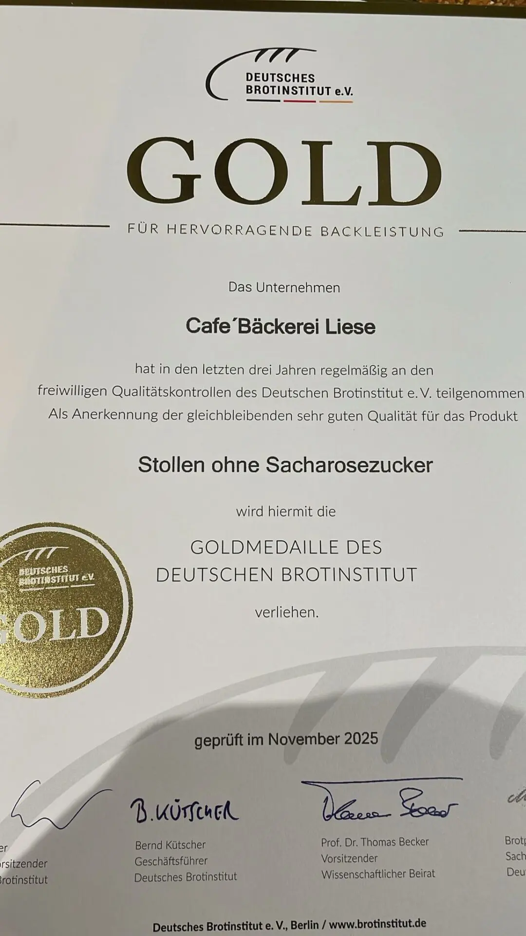 stollenspezialist_auszeichnung2025_20 Goldzertifikat des Deutschen Brotinstituts für Café-Bäckerei Liese über Stollen ohne Sacharosezucker.