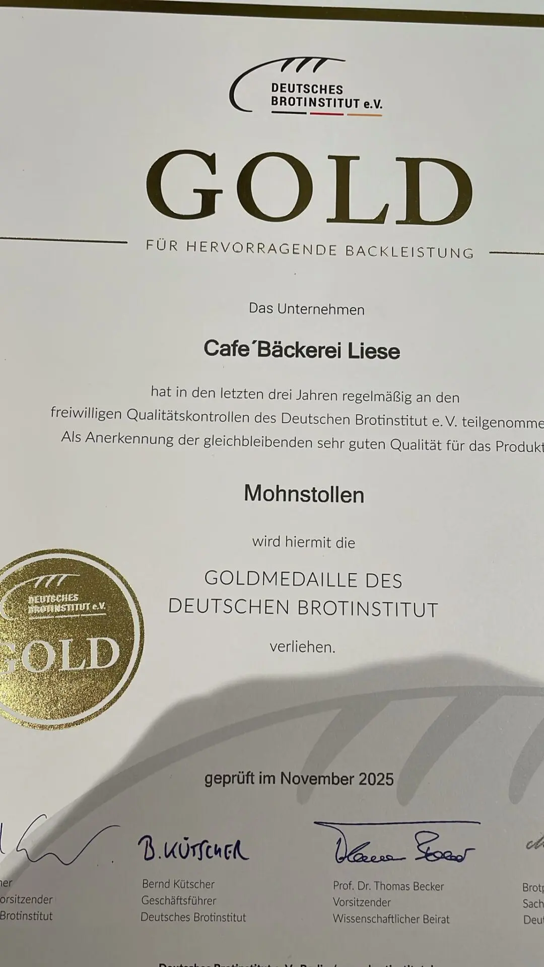 stollenspezialist_auszeichnung2025_21 Goldmedaille des Deutschen Brotinstituts für Café-Bäckerei Liese für Mohnstollen im November 2025.