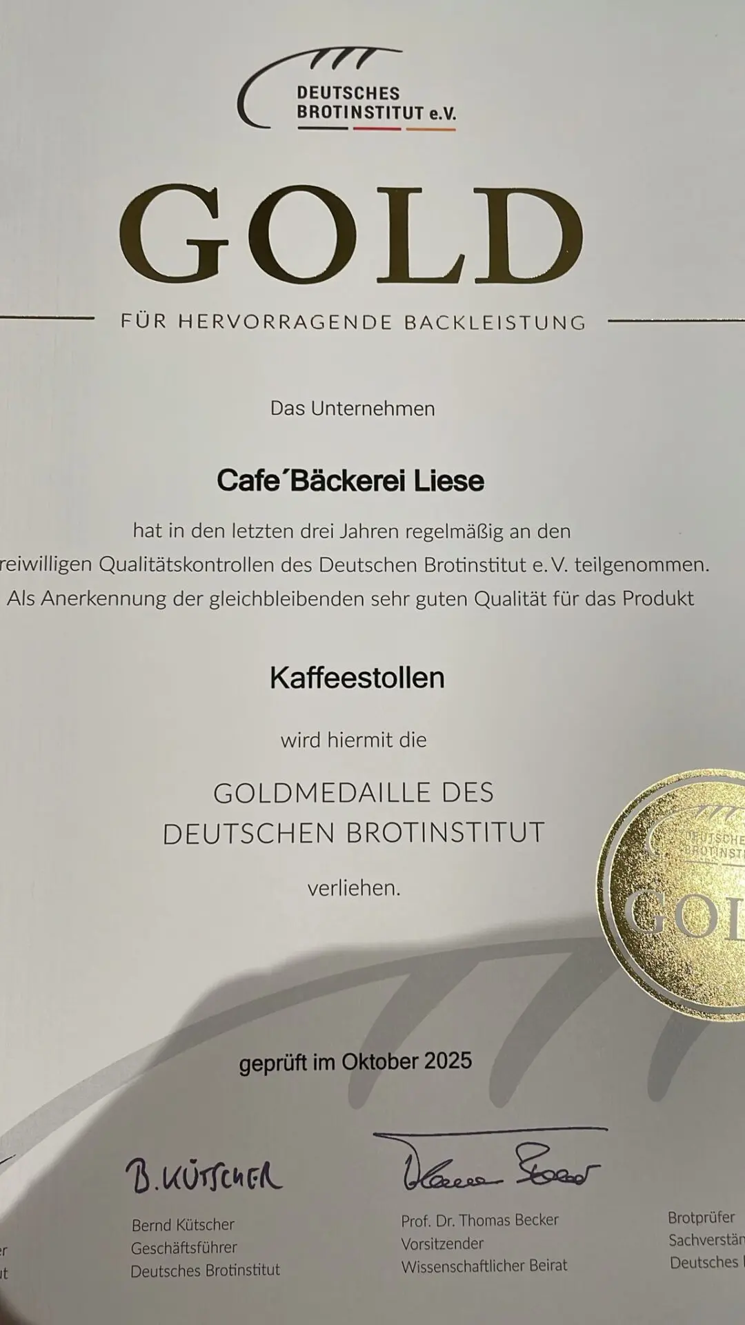 stollenspezialist_auszeichnung2025_22 Goldzertifikat für hervorragende Backleistung von Café-Bäckerei Liese, verliehen vom Deutschen Brotinstitut.